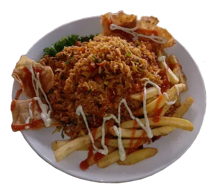 Arroz cantonés servido con papas fritas y tostadas